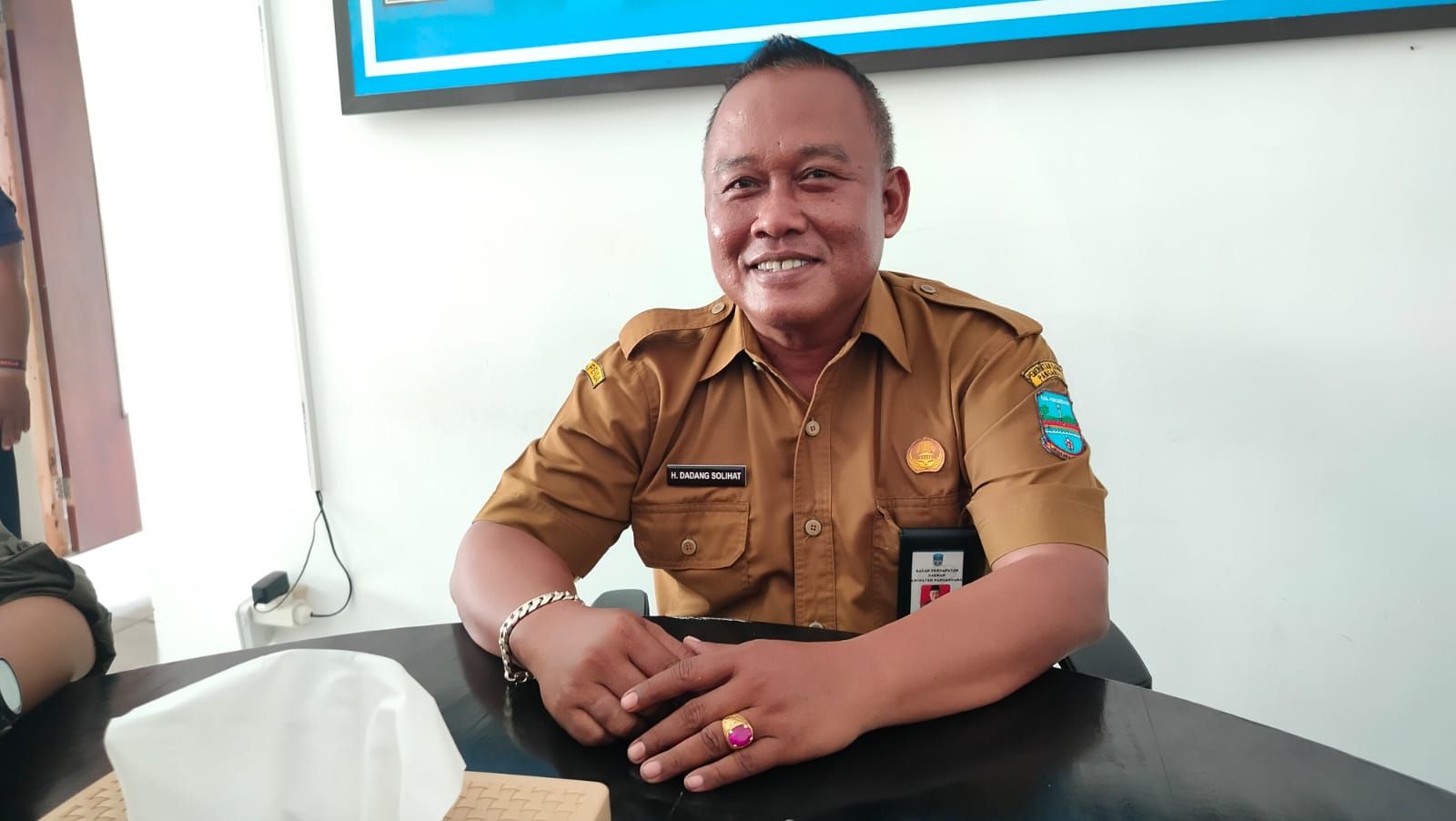 Kepala Bapenda Kabupaten Pangandaran, Dadang Solihat, di kantornya, Rabu 10 Januari 2024.*/Kabar Priangan/Kiki Masduki