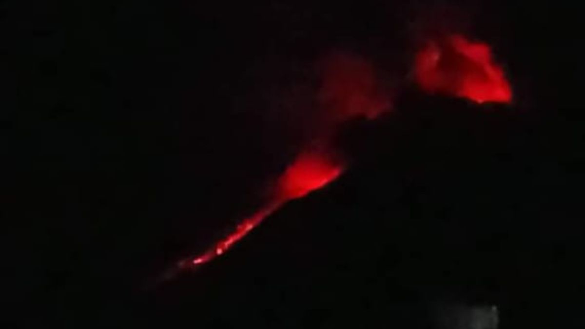 Erupsi Gunung Lewotobi pada Selasa (09/01/2024) malam.
