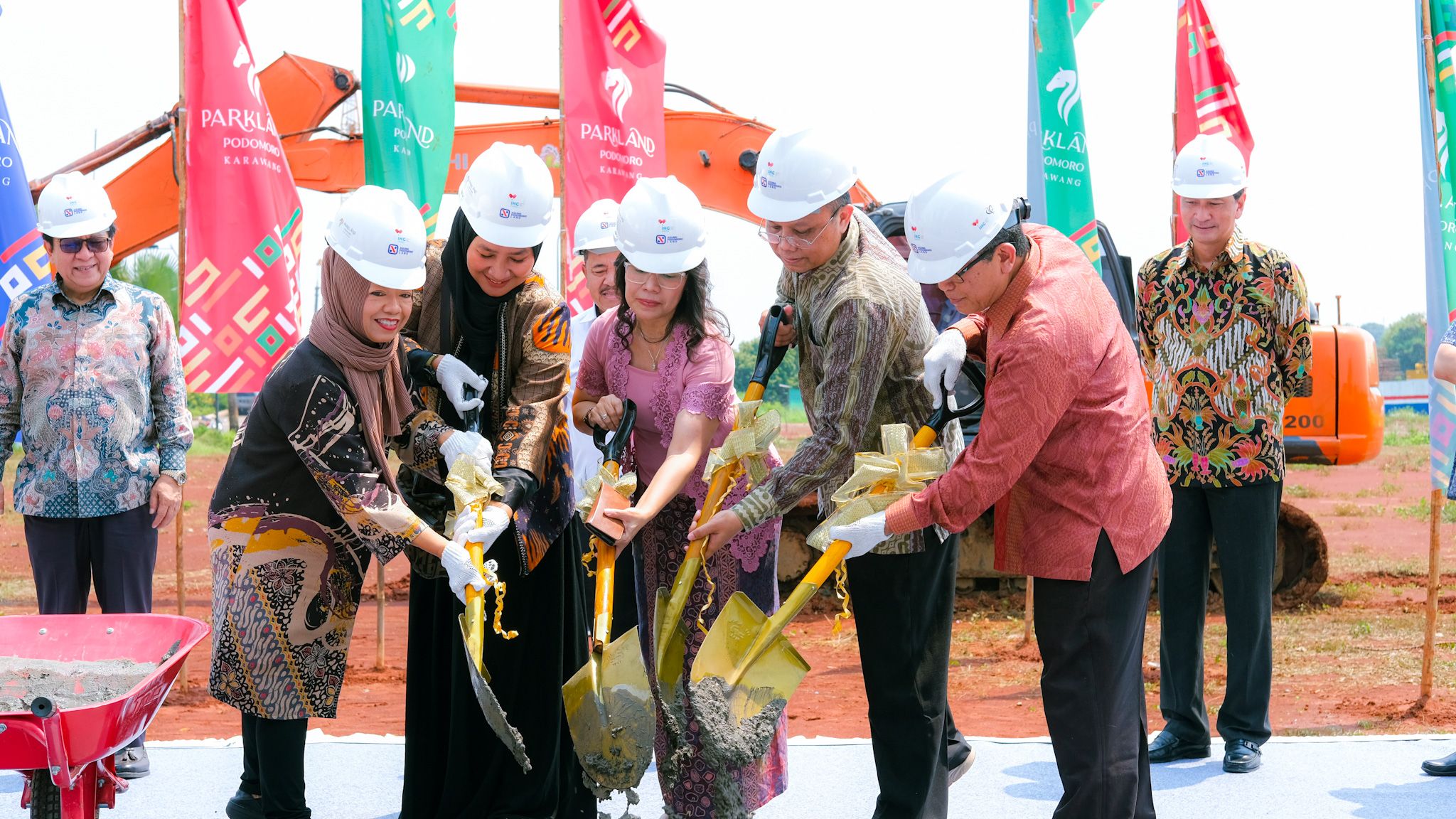 Acara Peletakan batu pertama pembangunan rumah sakit jantung & pembuluh darah IHC Karawang di kawasan Parkland Podomoro Karawang, Rabu 10 Januari 2024