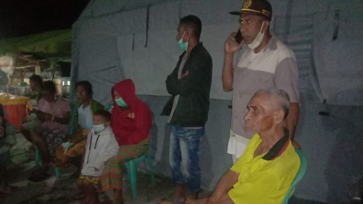Warga Desa Dulipali yang dievakuasi Tim SAR Gabungan pada Rabu (09/01/2024) dini hari pasca erupsi Gunung Lewotobi.//