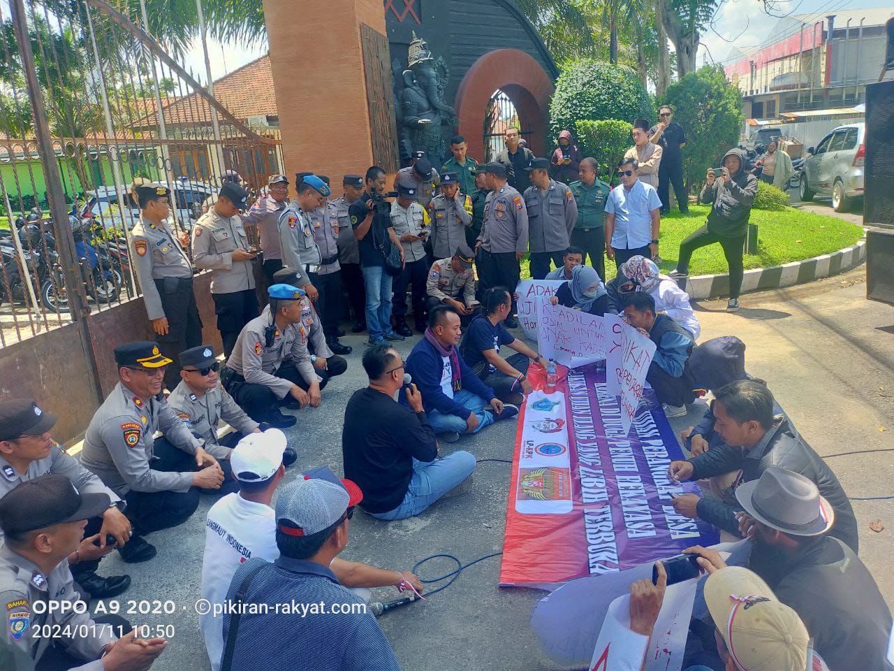Foto. Perwakilan aliansi ormas menyuarakan kecurangan dan kejanggalan ujian penyaringan perangkat desa se - Kabupaten Kediri