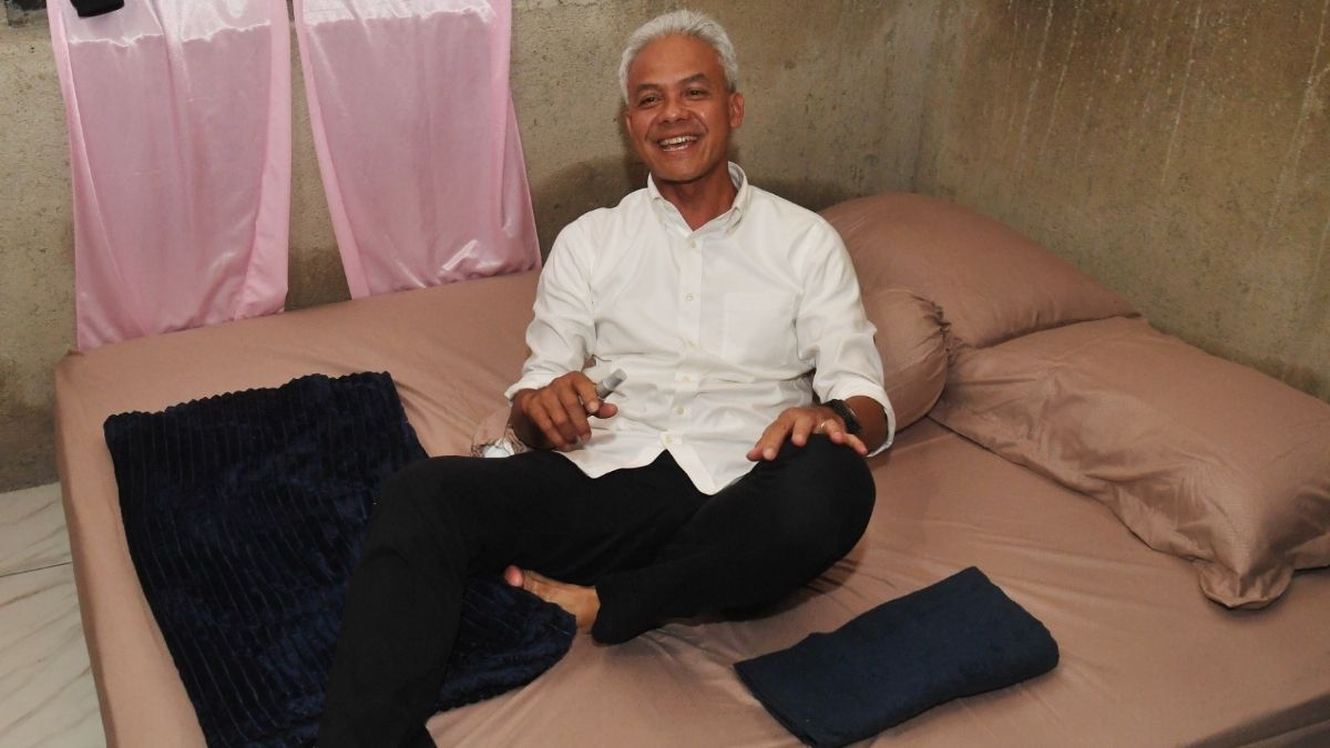 Calon presiden nomor urut 3 Ganjar Pranowo bersiap untuk beristirahat saat menginap di rumah warga di Tegal, Jawa Tengah, Rabu (10/1/2024).