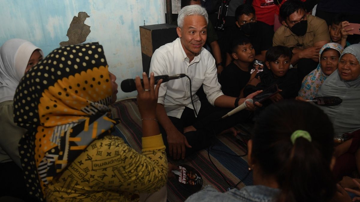 Calon presiden nomor urut 3 Ganjar Pranowo berdialog dengan warga yang tinggal di gang sempit sebelum menginap di rumah warga di Tegal, Jawa Tengah, Rabu (10/1/2024).