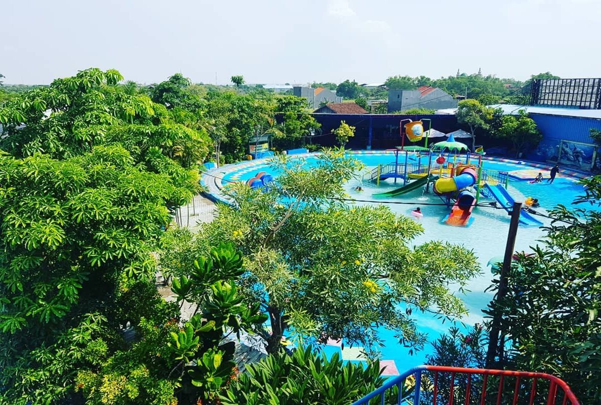 Tempat wisata keluarga yang hits dan unik di Gresik kolam renang Surya Waterboom, Ada wahana kolam busa/Instagram @suryawaterboom/