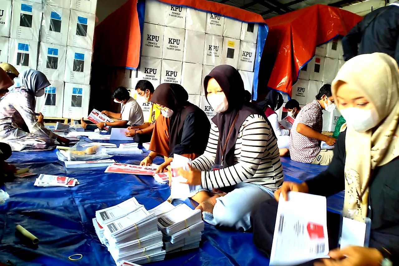 Sebanyak 80 petugas sortir dan pelipatan surat (sorlip susu) Pemilu 2024 Kota Banjar, mulai bekerja dengan upah bervariasi di Gudang Logistik KPU Kota Banjar Jalan Siliwangi, terhitung Rabu (10/1/2024).