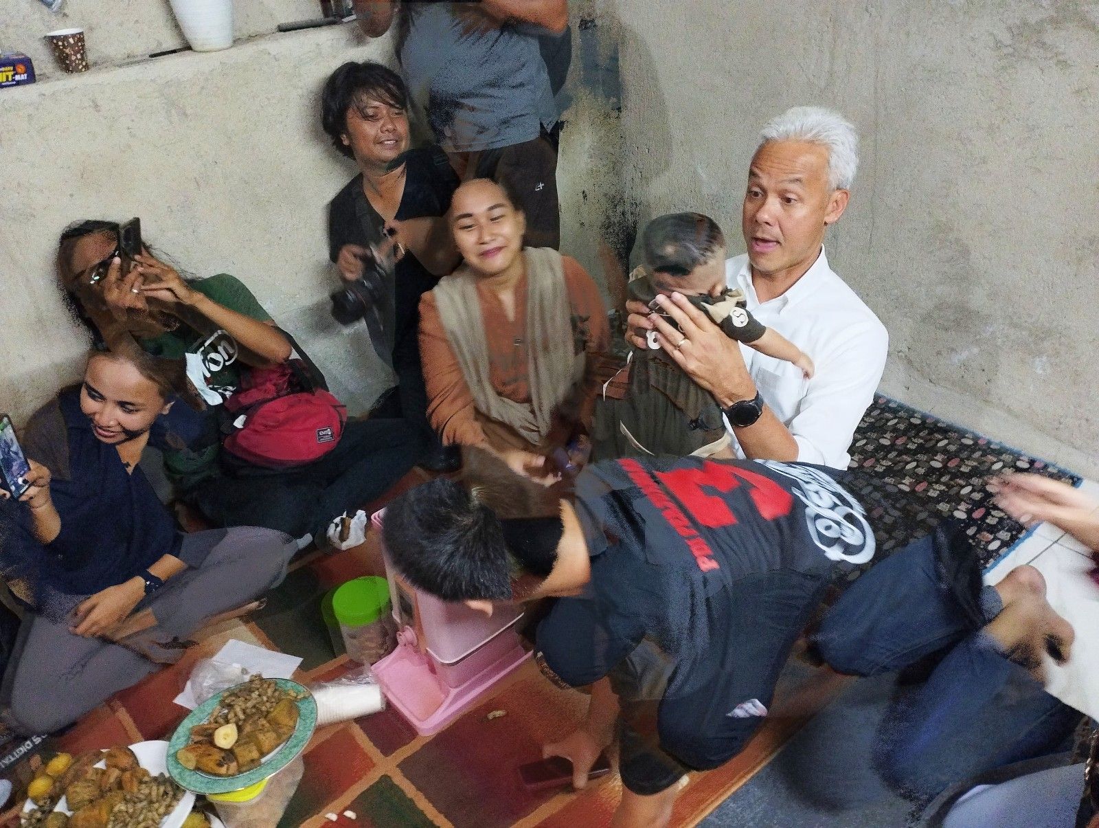 Usai melakukan kunjungan di Kabupaten Brebes, Ganjar Pranowo bermalam di salah satu rumah warga di Kelurahan Slerok Kota Tegal