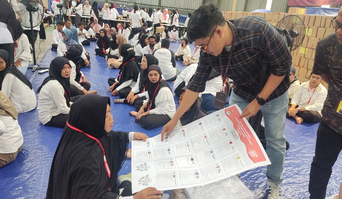 Petugas Sorlit Surat Suara Pemilu 2024 mulai melakukan tugasnya di Gudang KPU Karawang. 