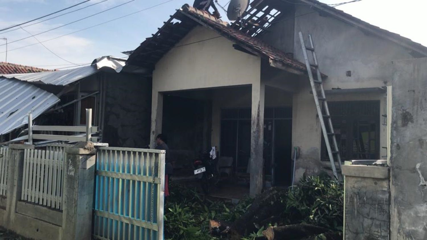 Rumah warga rusak akibat angin kencang di Desa Pasindangan, Kecamatan Jatitujuh, Kabupaten Majalengka.