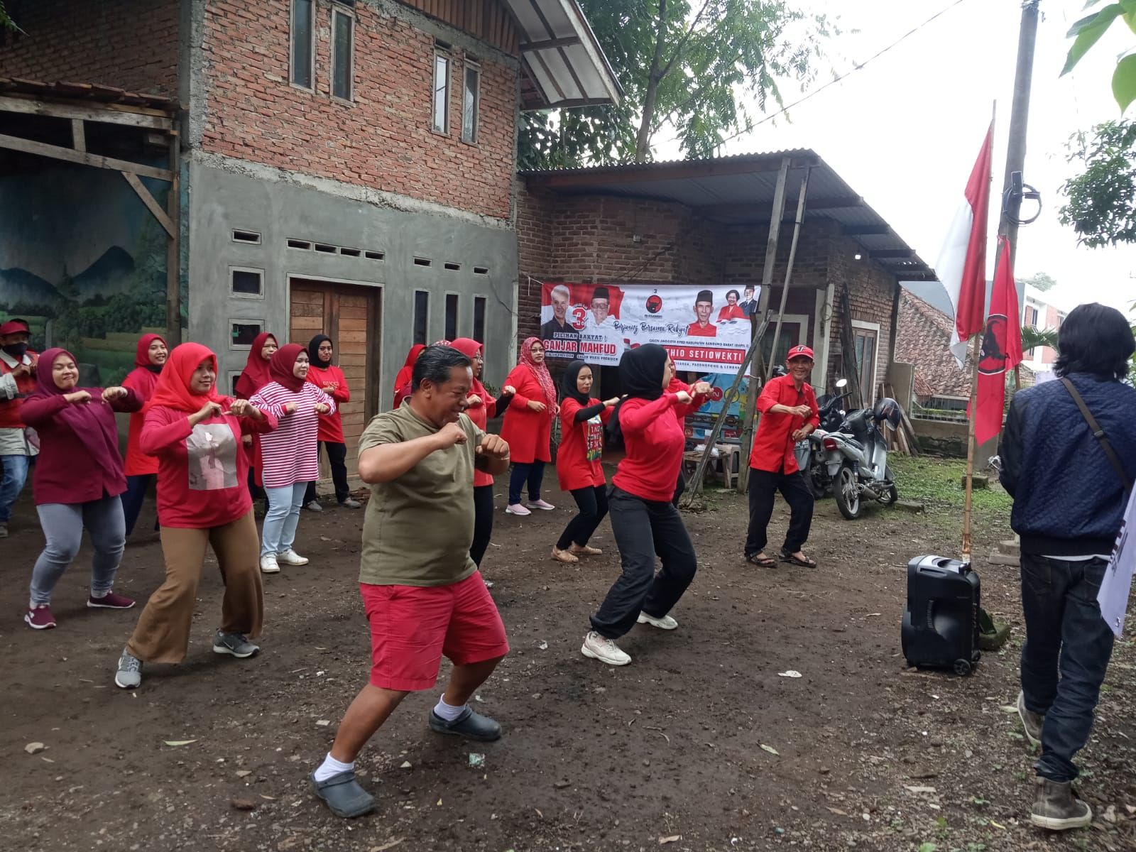 Detje A Nursyamsi bidang sosial budaya Relawan DGP8 KBB mewarnai HUT PDIP ke 51 dengan flashmob Ganjar Presiden Ku