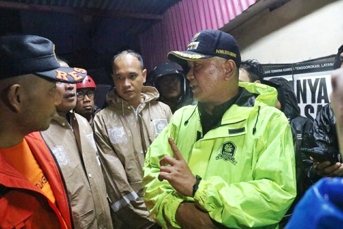 Pj Wali Kota Bandung, Bambang Tirtoyuliono, meninjau langsung lokasi banjir di Gang Apandi, Braga, Kota Bandung.