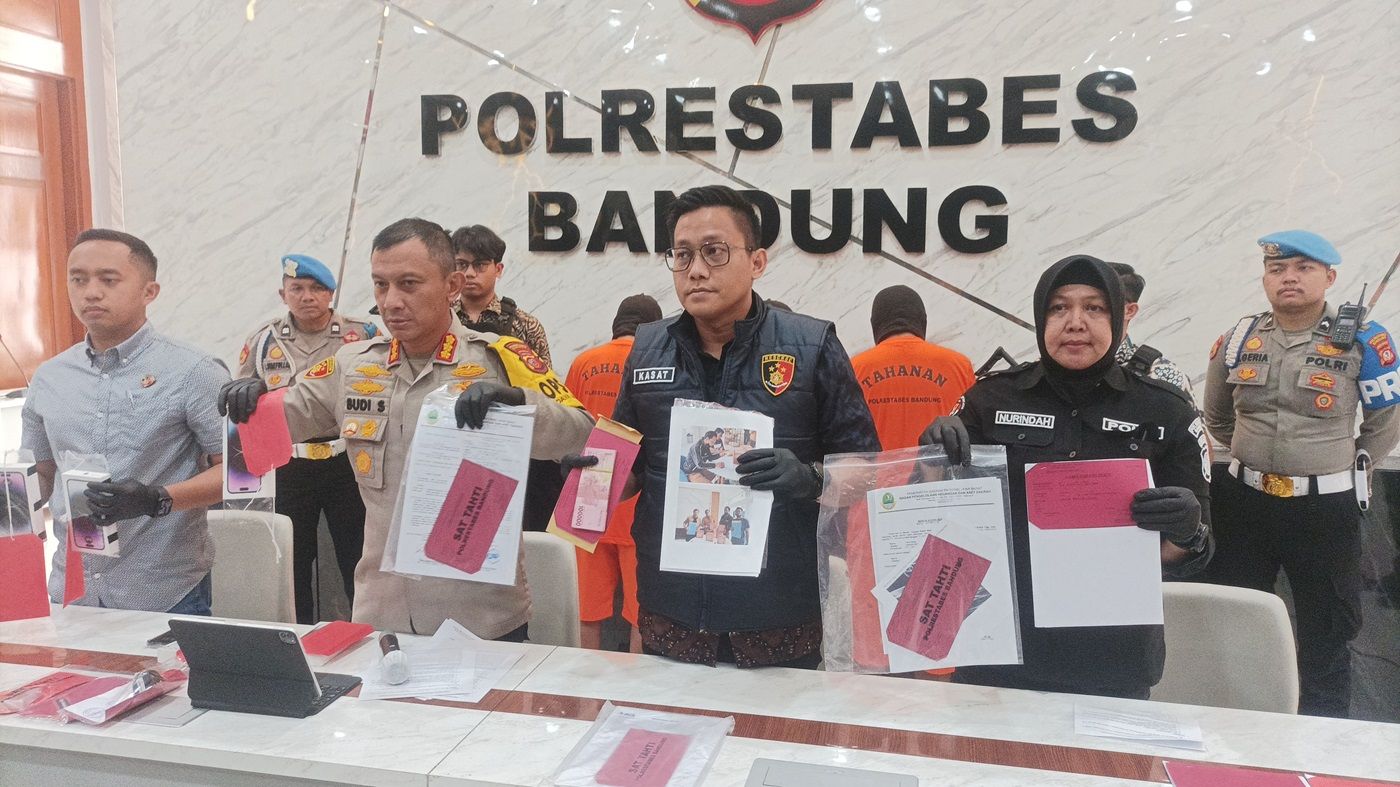 Barang bukti dari ASN gadungan yang menipu dengan modus SPK palsu pembelian Iphone diperlihatkan di Mapolrestabes Bandung, di Jalan Merdeka, Kota Bandung pada Jumat 12 Januari 2024.