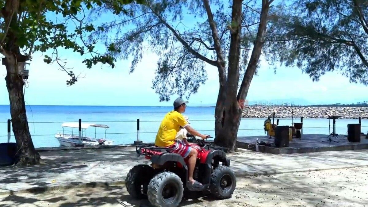 Anda juga bisa berkeliling di Pantai Ciputih dengan menaiki motor ATV