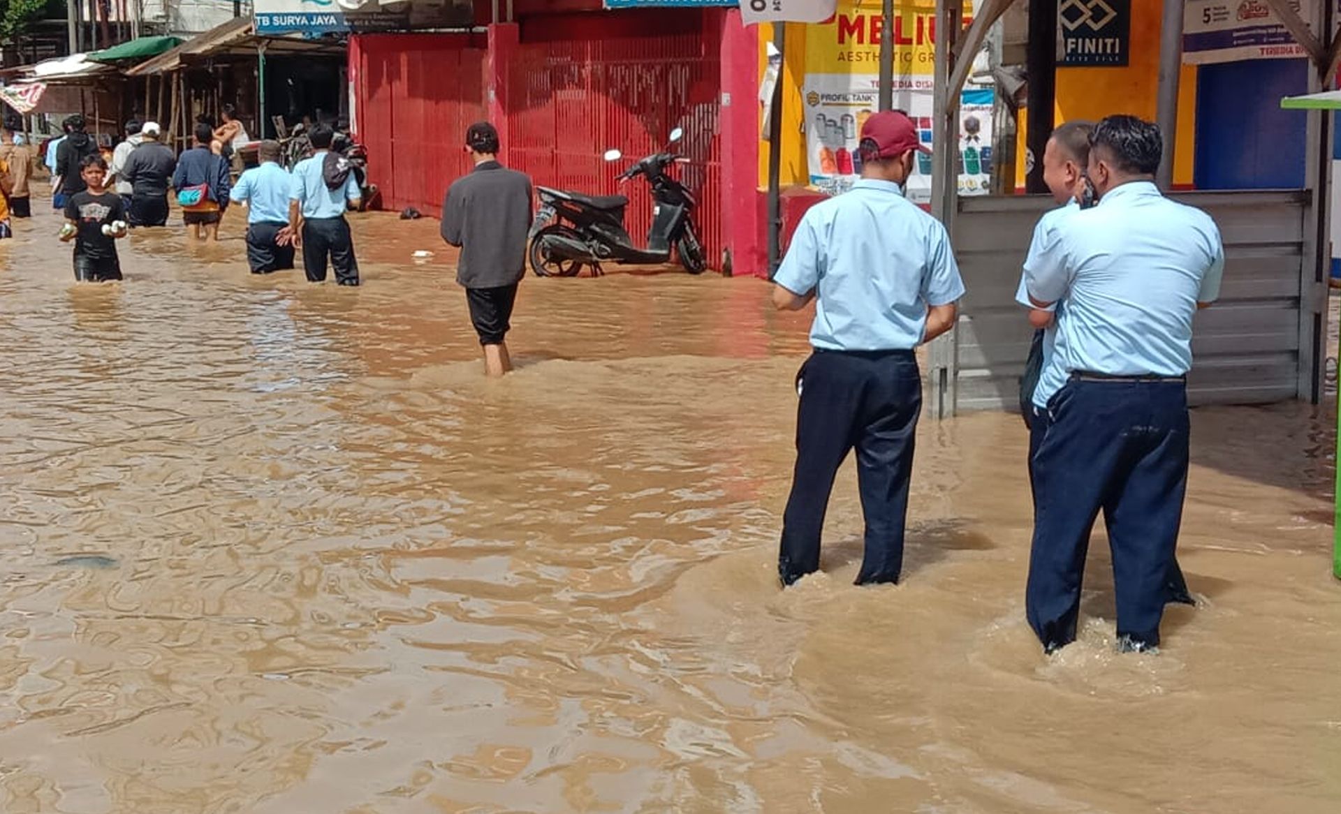 Banjir di Jalan Raya Dayeuhkolot, Kabupaten Bandung, Jumat 12 Januari 2024