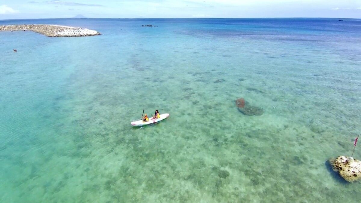 Anda bisa menaiki perahu kayak untuk menikmati keindahan laut di Ciputih Beach Resort. 