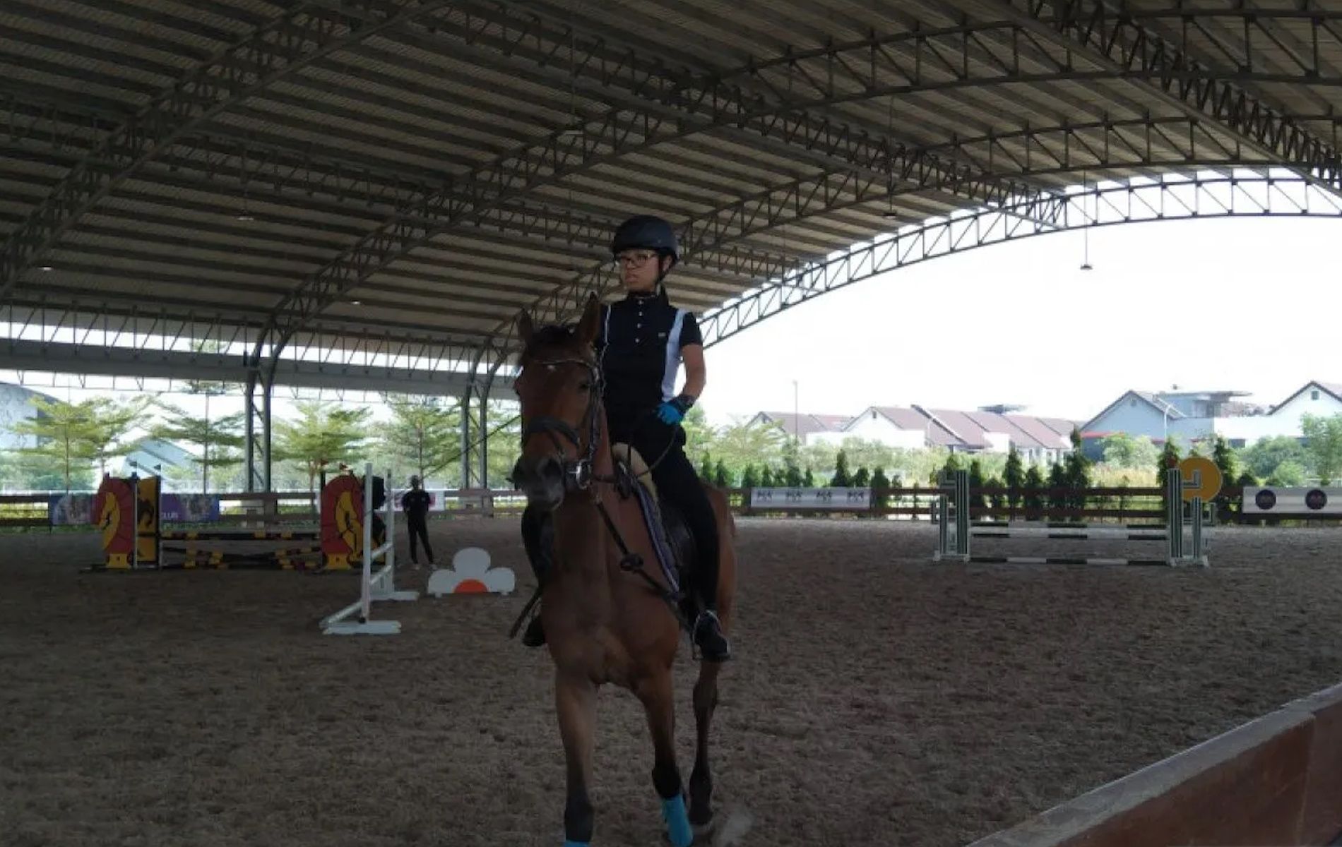 Pecinta olahraga berkuda menjalani sesi latihan di salah satu arena utama di Equinara yang berada di kawasan Jakarta International Equesterian Park (JIEP) Jakarta Timur.
