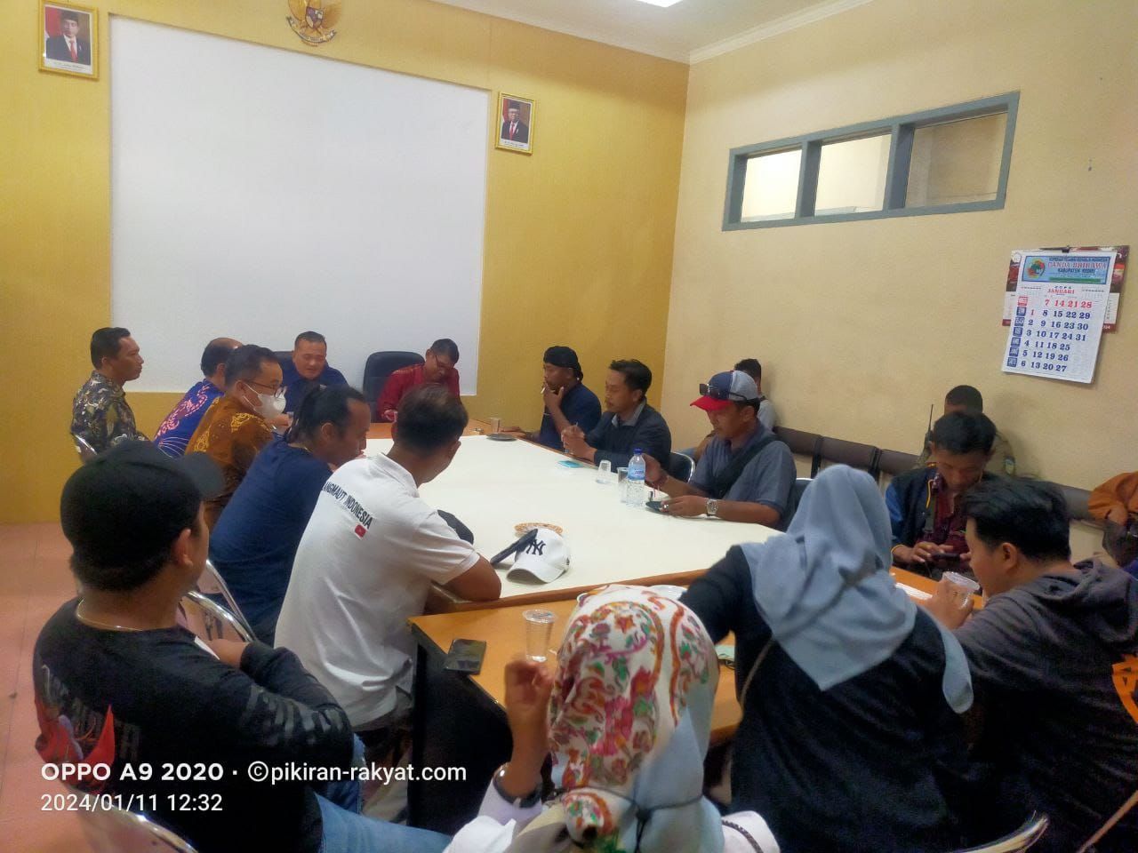 Foto. Massa pendemo berdialog dengan Kepala Bakesbangpol Kabupaten Kediri Yuli Murwantoko