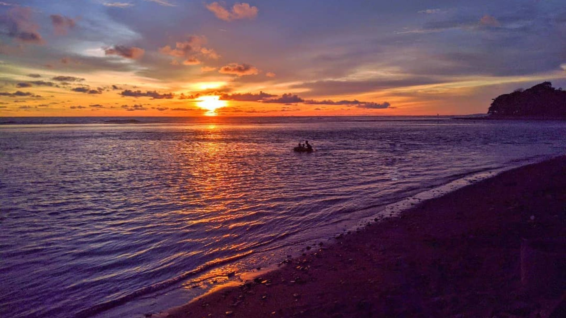 Keindahan matahari terbenam di Pantai Sindangkerta.