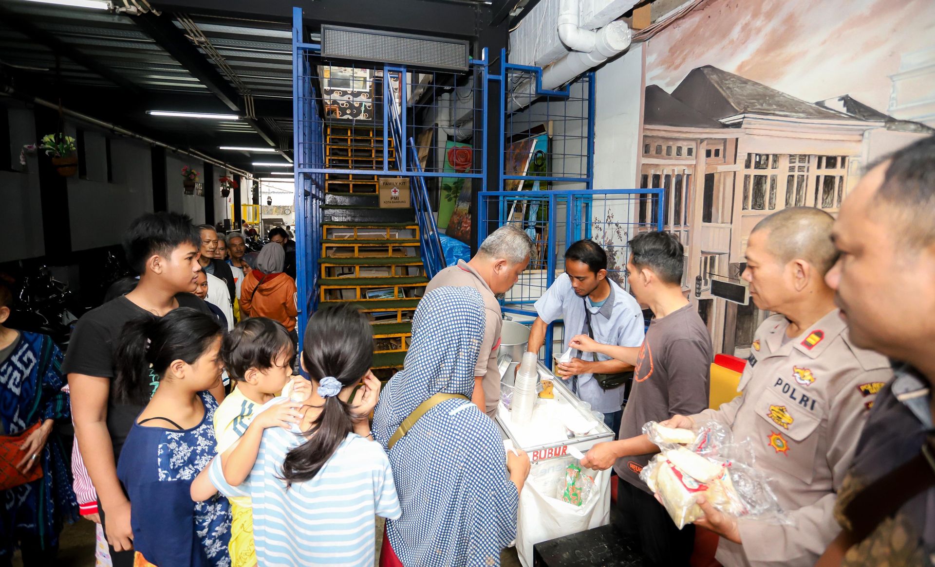 Tim Dapur Umum bagikan makanan untuk warga terdampak banjir di Braga, Kota Bandung, Jumat 12 Januari 2024