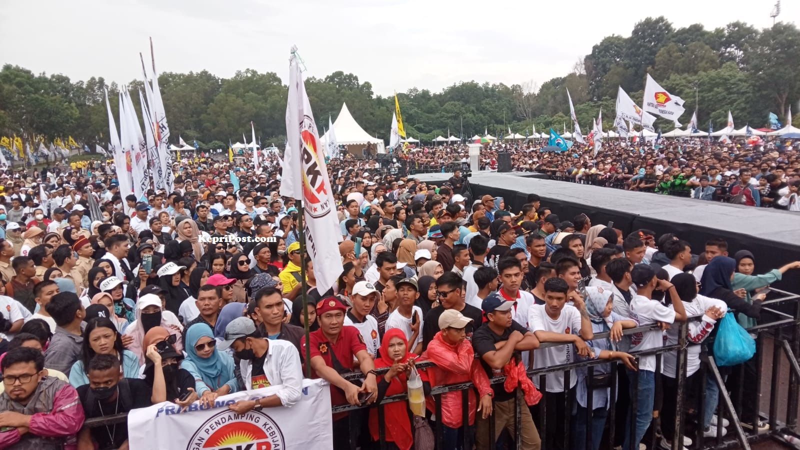 Ribuan massa relawan dan pendukung memadati GOR Temenggung Abdul Jamal menyambut kehadiran Prabowo Subianto di Batam.