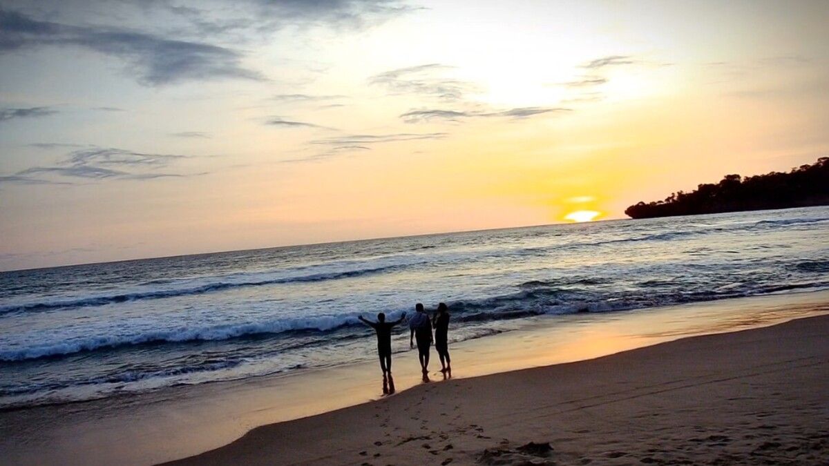 Di Pantai Goa Langir, Anda bisa menikmati sunset yang keindahannya sangat memukau. 