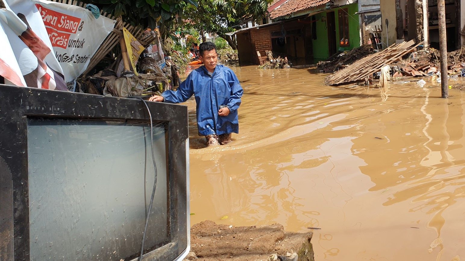 Kondisi banjir akibat kirmir sungai yang jebol di Desa Citeureup, Kecamatan Dayeuhkolot, Kabupaten Bandung, Jumat, 12 Januari 2024.