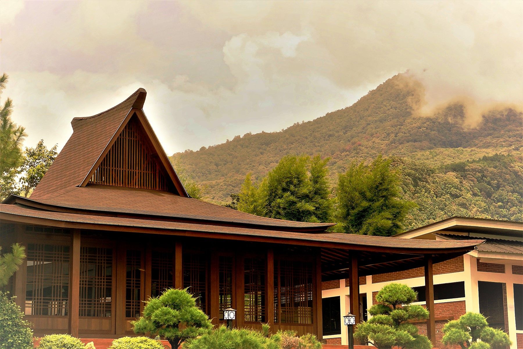 Gunung Ciremai, gunung tertinggi di Jawa Barat tampak gagah dipandang dari vibes Joglo Arunika, kawasan wisata Cisantana, Kabupaten Kuningan, Jawa Barat.*