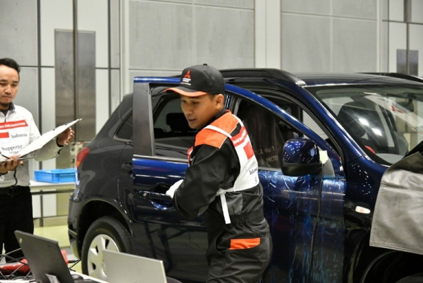 Teknisi Mitsubishi Indonesia yang berpengalaman siap menangani berbagai masalah teknis.*/ 