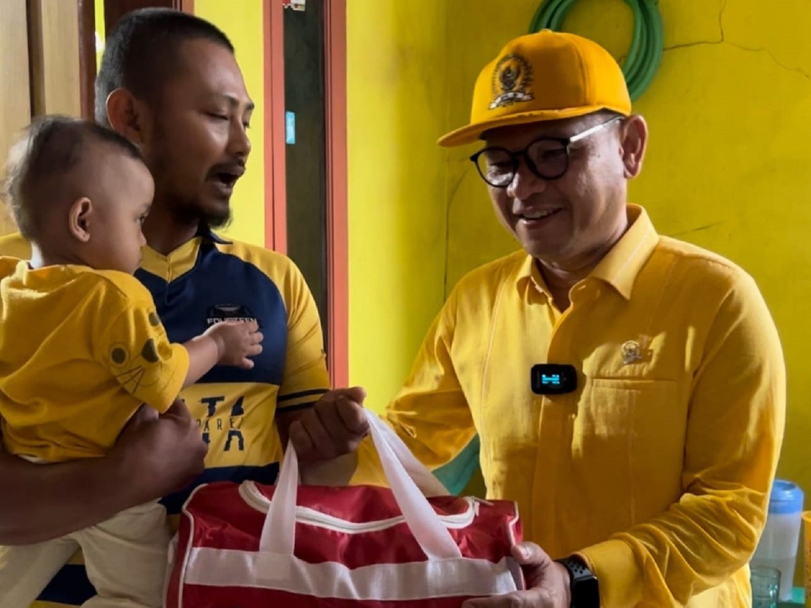 Ketua DPD Partai Golkar Jabar Tubagus Ace Hasan Syadzily memberikan bantuan untuk korban banjir Kecamatan Dayeuhkolot, Kabupaten Bandung, Sabtu, 13 Januari 2024./ist