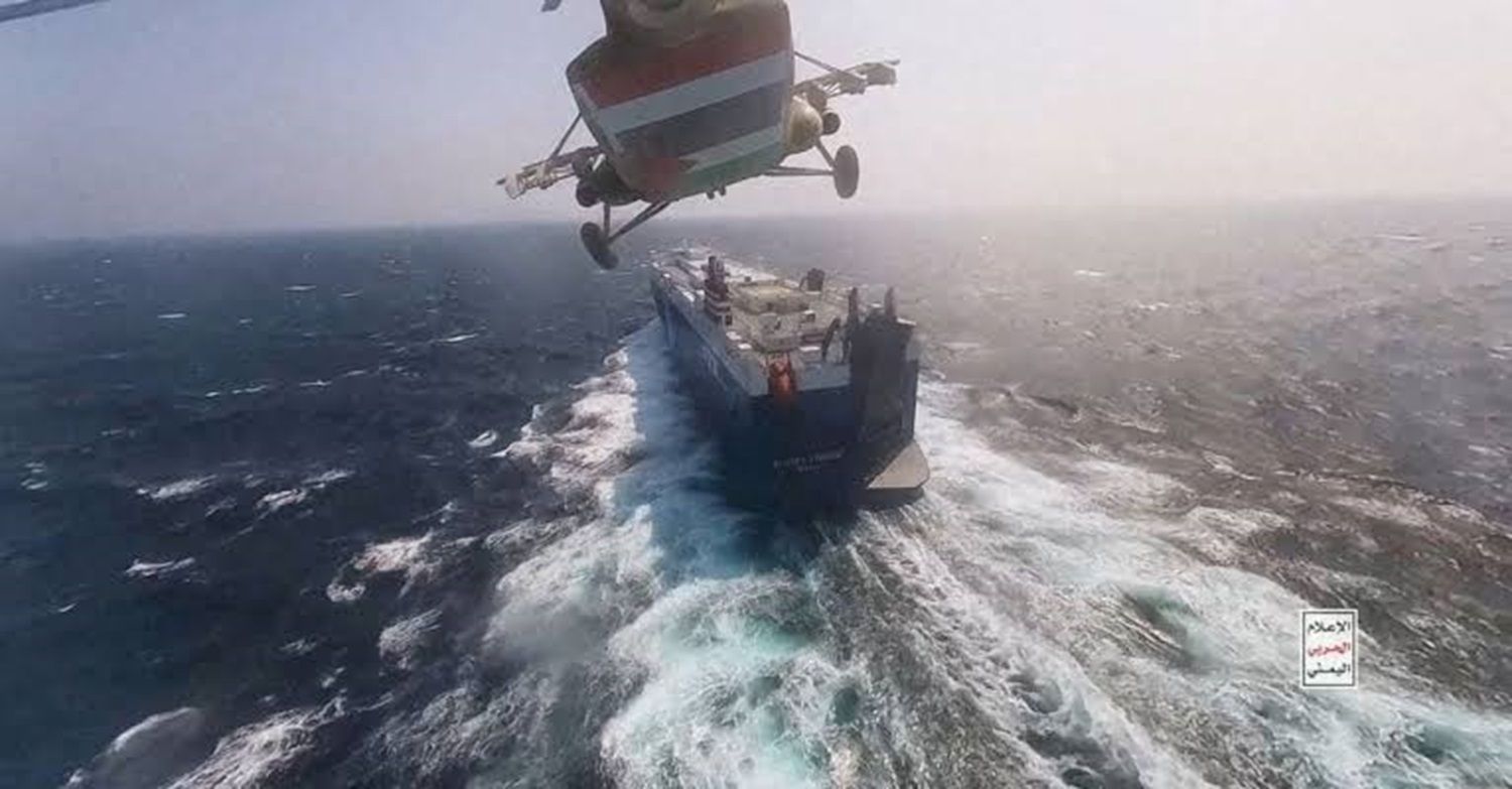 Helikopter militer Houthi terbang di atas kapal kargo Galaxy Leader di Laut Merah pada 20 November 2023.
