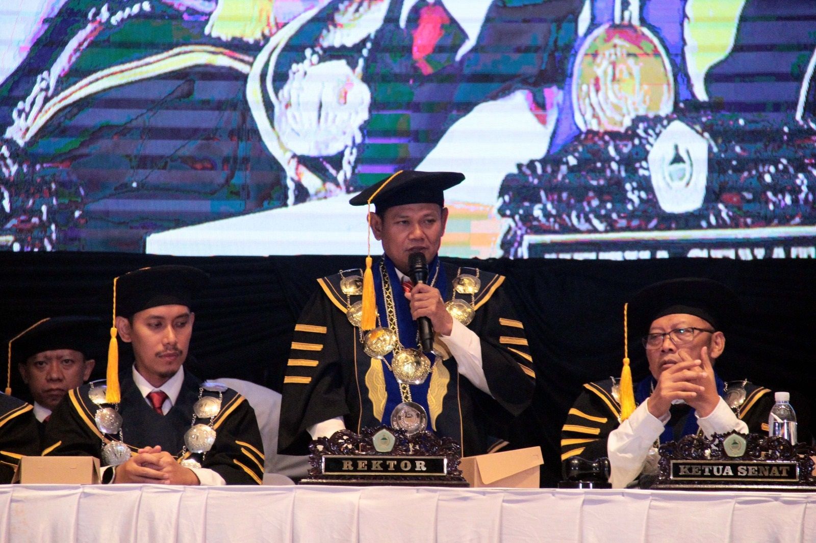 Rektor UGJ Cirebon, Prof. Dr. Ir. H. Achmad Faqih (tengah).*