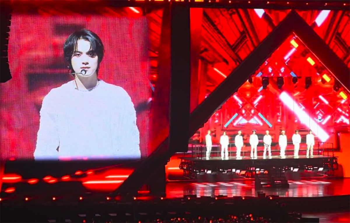 Grup idola K-pop NCT 127 saat mengadakan konser "NEO CITY - THE UNITY" di Indonesia Arena, Senayan, Jakarta pada Sabtu (13/1/2024). Haechan tampak dalam layar besar pada sesi awal penampilan grup yang kala itu membuka konser dengan melantunkan lagu "Punch" diikuti "Superhuman". 