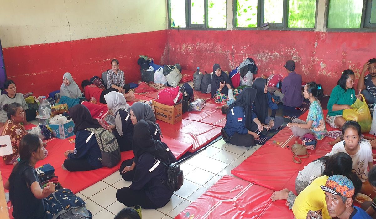 Sejumlah petugas memberikan pendampingan kepada para pengungsi banjir di Desa Citeureup, Kecamatan Dayeuhkolot, Kabupaten Bandung, Minggu (14/1/2024).