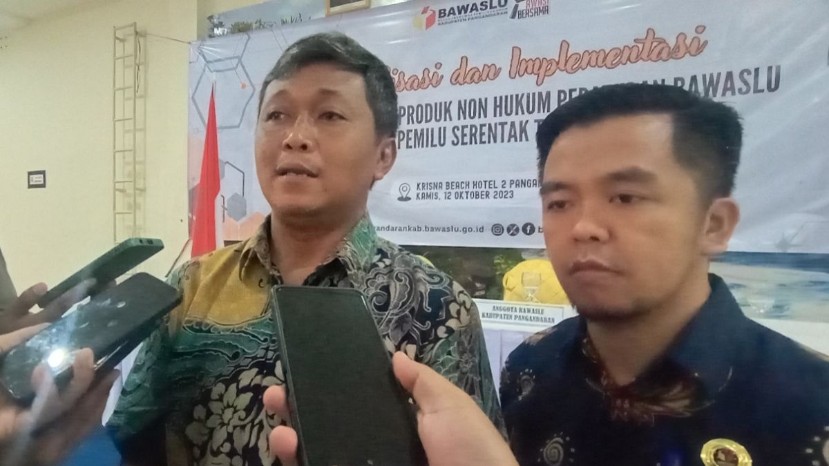 Ketua Bawaslu Kabupaten Pangandaran Iwan Yudiawan saat diwawancarai awak media. 