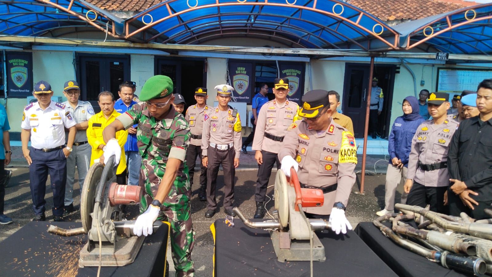 Polisi-TNI saat memusnahkan knalpot brong