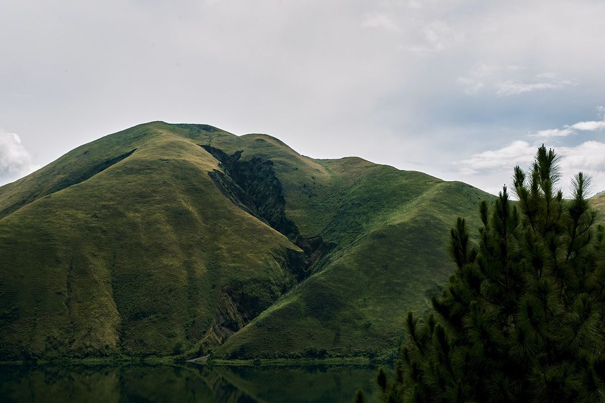 Bukit Holbung di sekitar Danau Toba. 