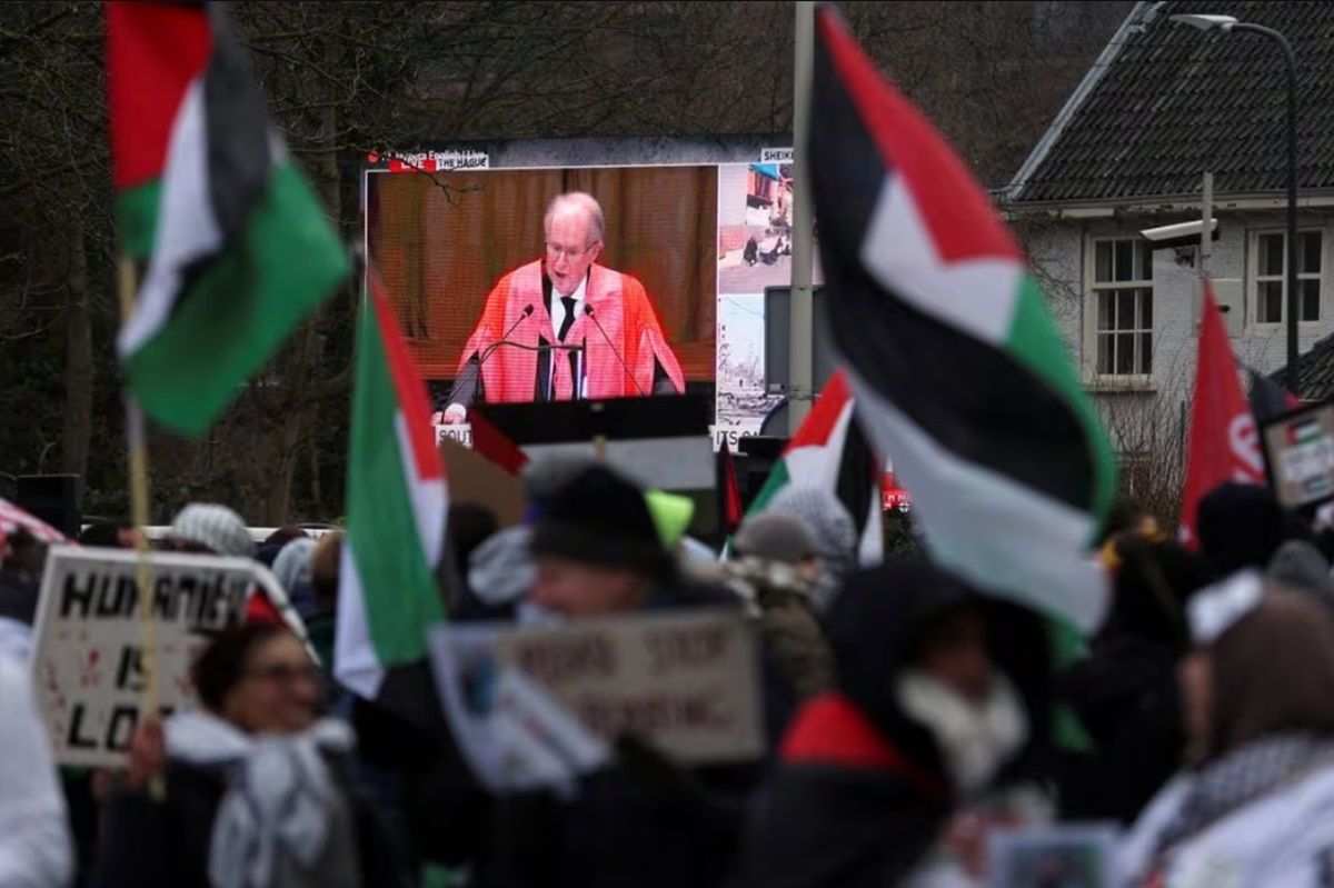 Sidang Mahkamah Internasional (ICJ) ditayangkan di jalan-jalan ketika demonstran pro-Palestina protes di dekat lokasi, di Den Haag, Belanda 11 Januari 2024. 