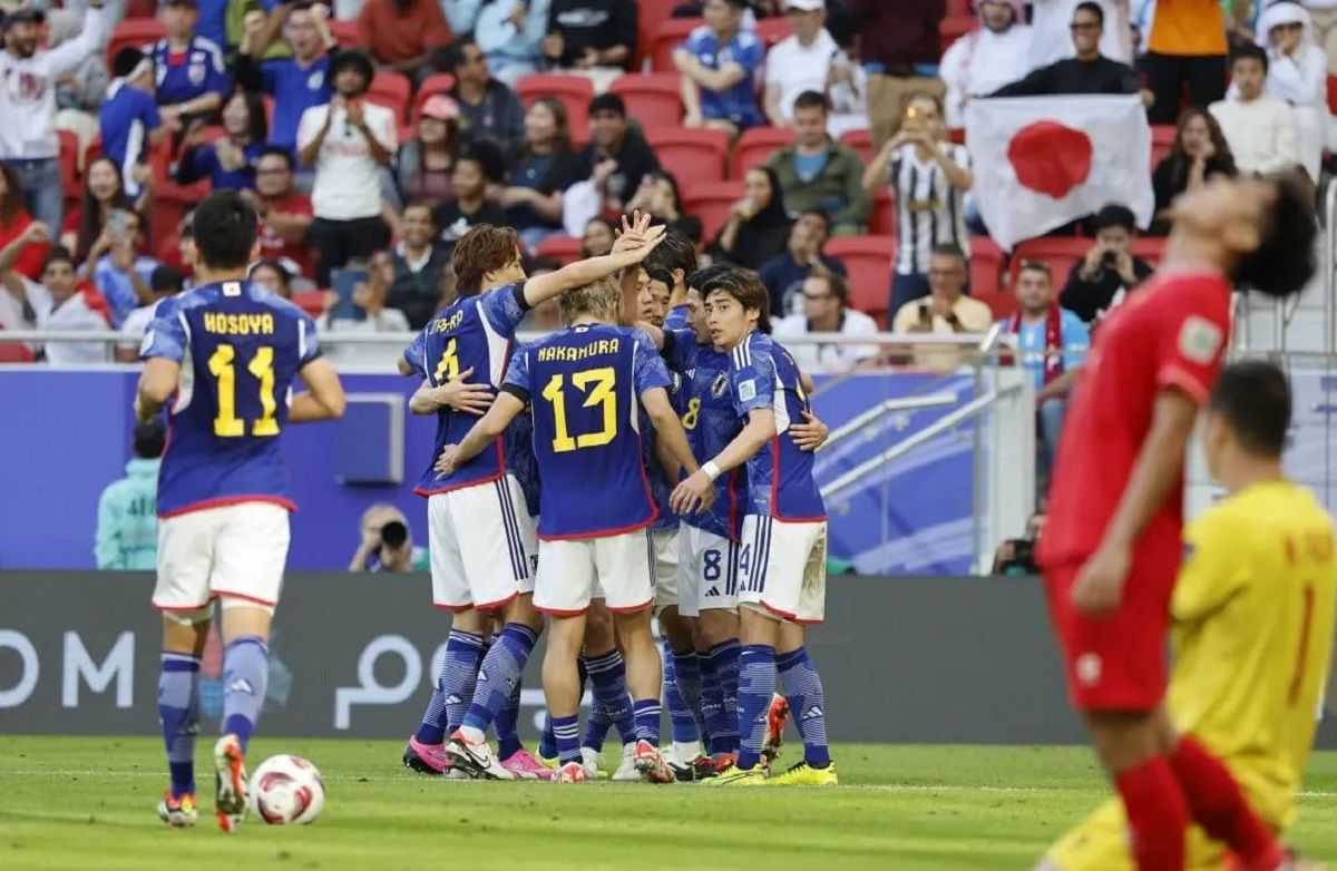 Pemain Jepang merayakan gol yang dicetak Takumi Minamino pada pertandingan Grup D Piala Asia 2023 melawan Vietnam