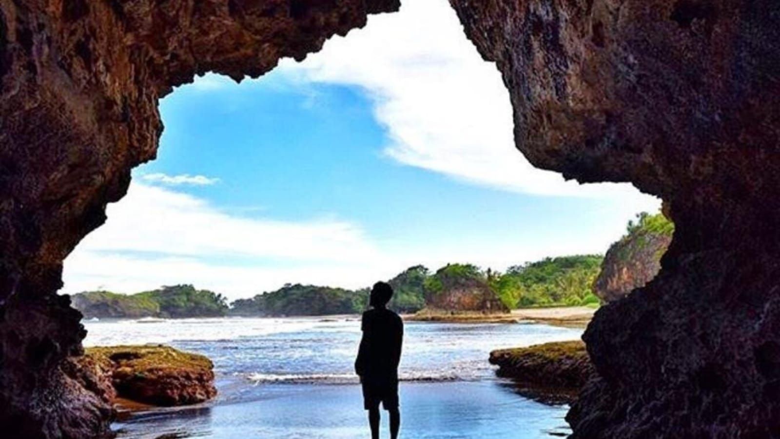 Gua, salah satu spot foto indah yang bisa diambil saat berkunjung ke Pantai Madasari Pangandaran
