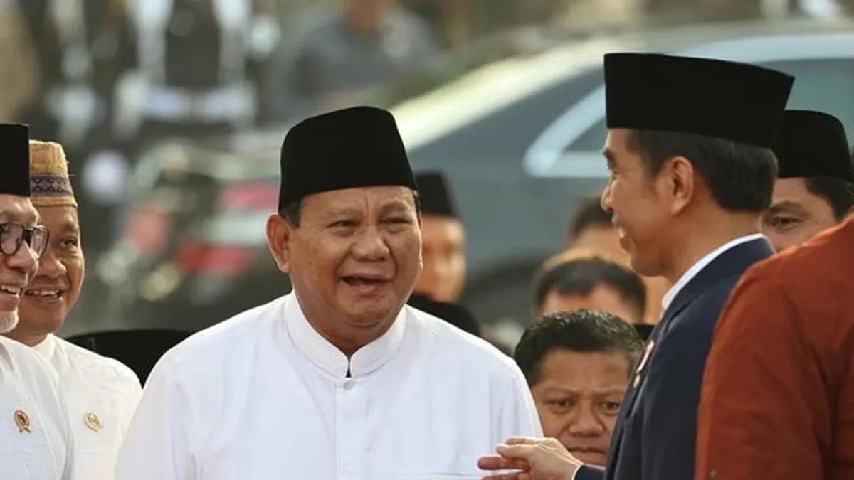 Presiden Joko Widodo (kanan) berbincang dengan Prabowo Subianto (kiri).