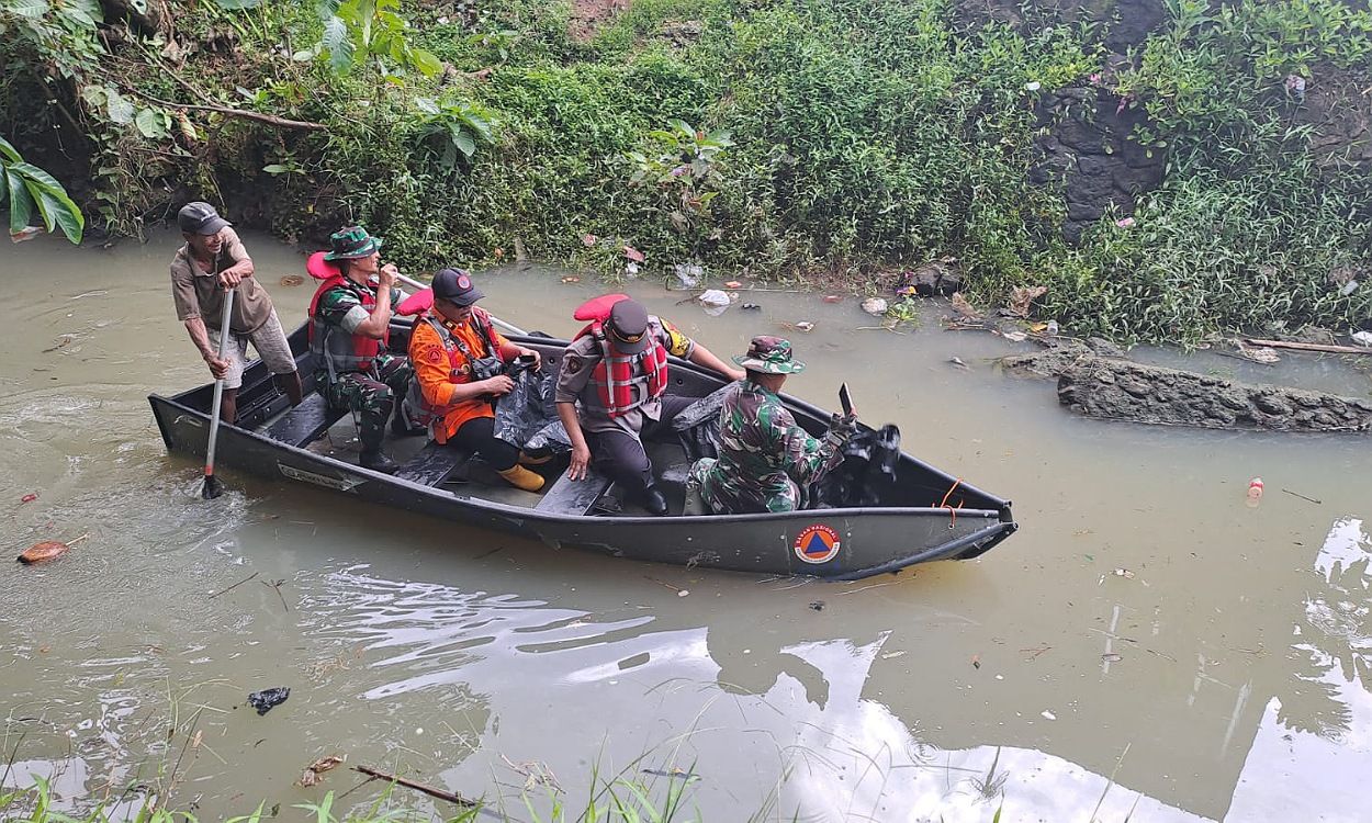 Dandim 0625 Pangandaran Letkol Inf. Indra Mardianto Subroto pimpinan kegiatan bersih-bersih di saluran air sungai Mageusen Kalipucang, Senin 15 Januari 2024.