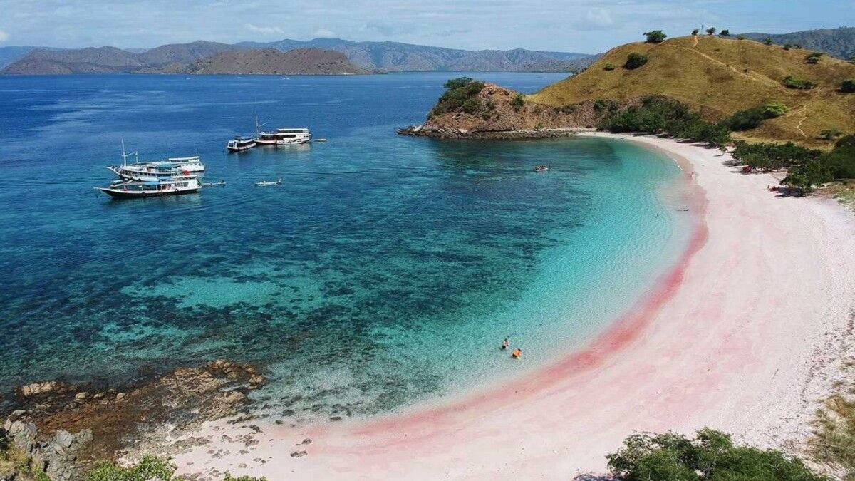 Surga Wisata yang Berwarna di Tengah Indahnya Nusa Tenggara Timur, Pink Beach Labuan Bajo!   