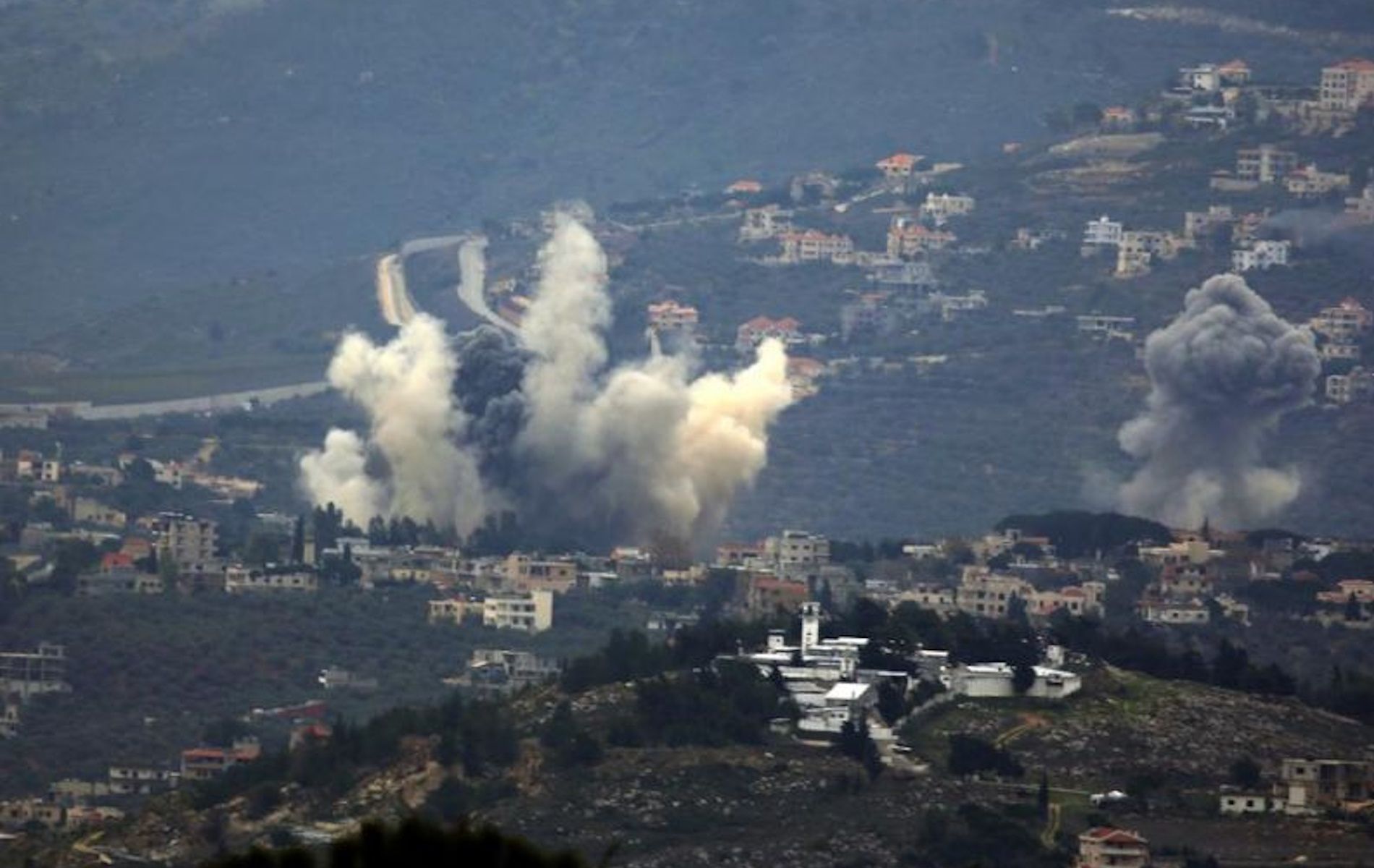   Asap mengepul setelah serangan udara Israel di Kfar Kila, Lebanon, pada 21 Desember 2023.