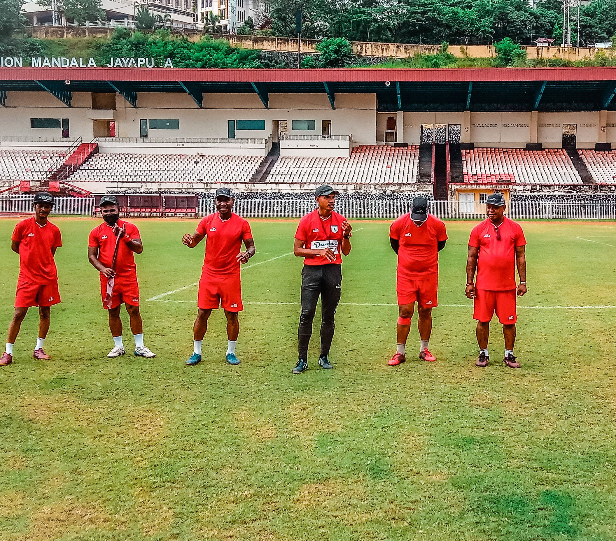 Arahan pelatih kepala Persipura, Ricardo Salampessy ketika timnya selesai lakukan latihan pagi di Stadion Mandala, dan akan berlanjut lagi pada sore harinya.