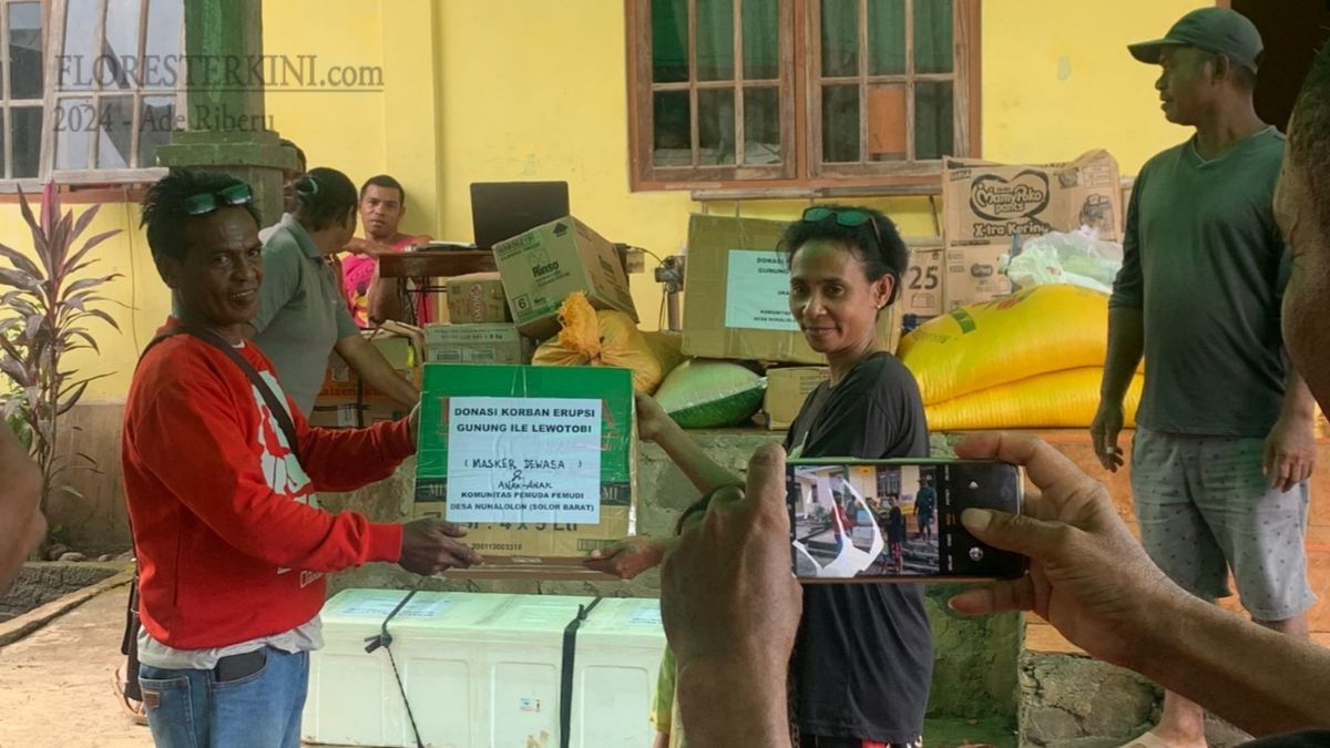 Komunitas Pemuda-Pemudi Nuhalolon saat memberikan donasi di Desa Pululera, Minggu (14/01/2024).