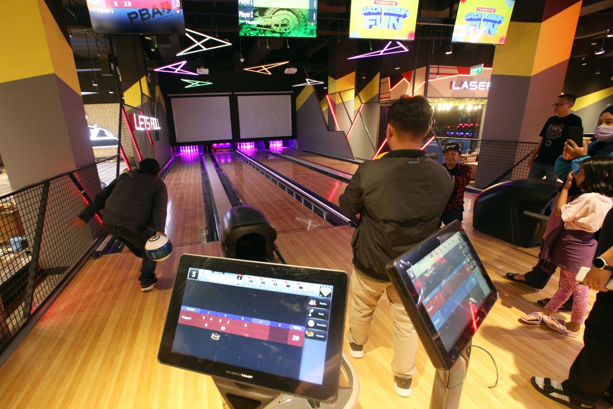 Suasana permainan Social Bowling yang ada di Timezone Summarecon Mall Bandung.