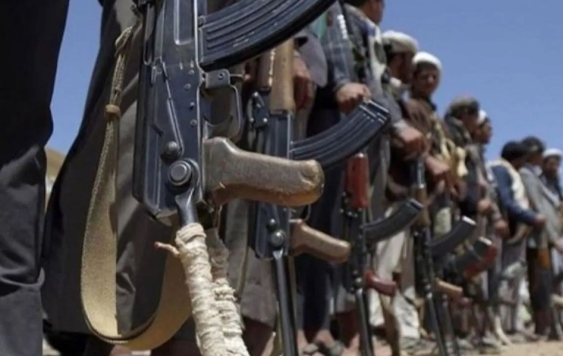 Pasukan Houthi berbaris sambil memegang senjata api.