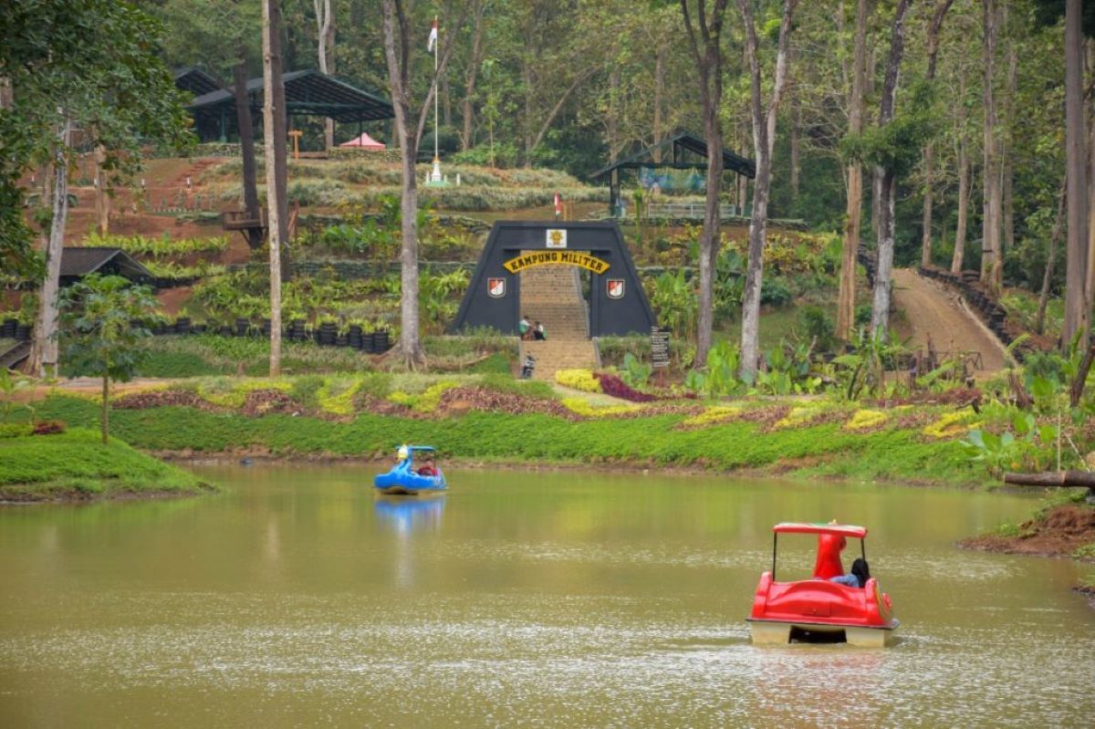 Perahu bebek karet salah satu wahana permainan yang ada di wana wisata Situ Mustika Kota Banjar.