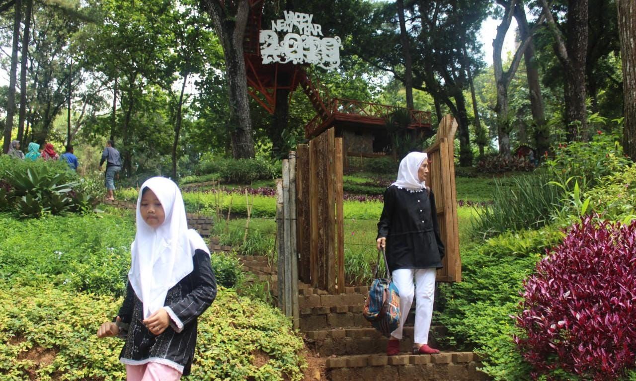 Terlihat pengunjung sedang menikmati kesegaran dan keindahan alam wana wisata Situ Mustika Kota Banjar.