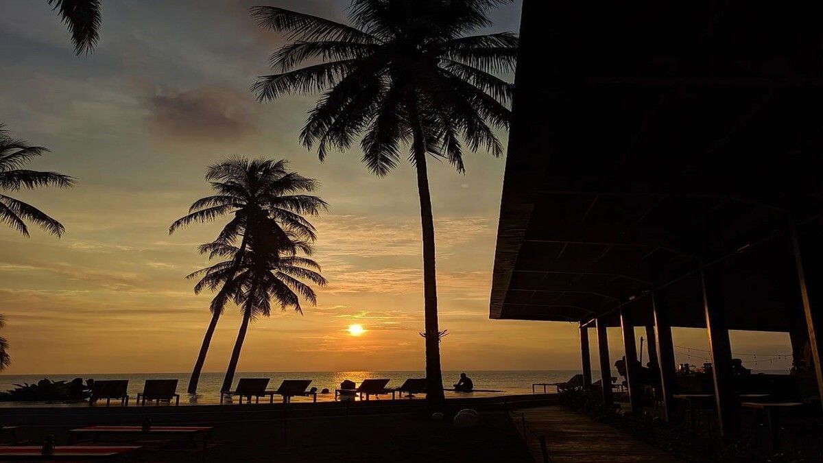 Anda bisa menikmati sunset yang cantik di Kadena Glamping Dive Resort. 