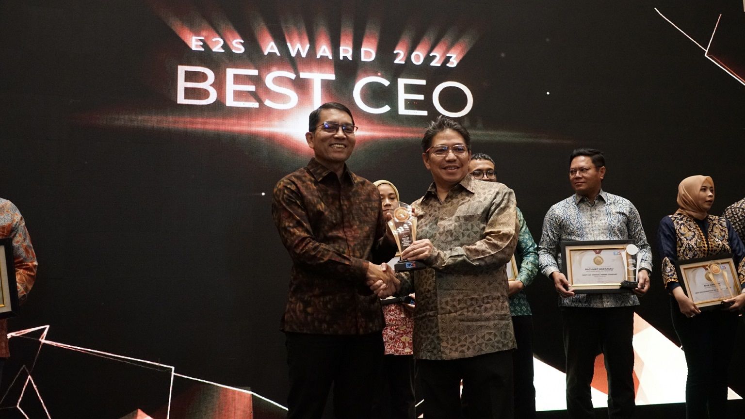 Direktur Utama PGE Julfi Hadi, yang juga mendapatkan predikat Best CEO NRE Company menerima langsung penghargaan. Foto: PGE